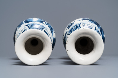 Une paire de grands vases en fa&iuml;ence de Delft bleu et blanc &agrave; d&eacute;cor de chinoiserie, d&eacute;but du 18&egrave;me