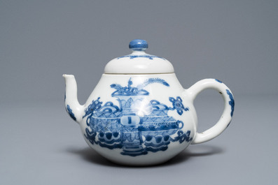 Une th&eacute;i&egrave;re couverte en porcelaine de Chine bleu et blanc, marque de Jiajing, Kangxi