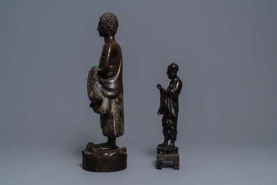 Twee grote Chinese en Japanse bronzen figuren van een onsterfelijke en een Arhat, 18/19e eeuw