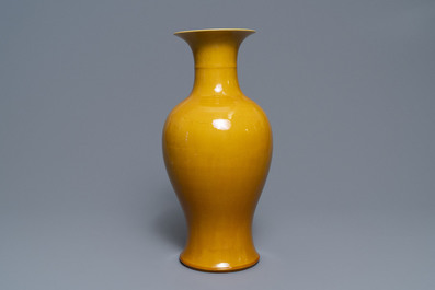 A Chinese monochrome yellow baluster vase, 19/20th C.