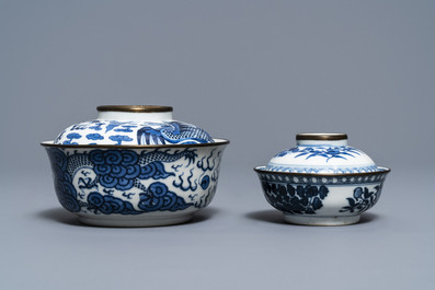 Deux bols couverts en porcelaine de Chine 'Bleu de Hue' pour le Vietnam, 19&egrave;me