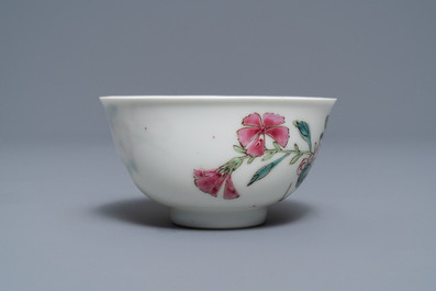 Une tasse et soucoupe en porcelaine de Chine famille rose &agrave; d&eacute;cor floral, Yongzheng