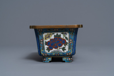 Un vase de forme rouleau et quatre jardini&egrave;res en &eacute;maux cloisonn&eacute;s, Chine, 19/20&egrave;me