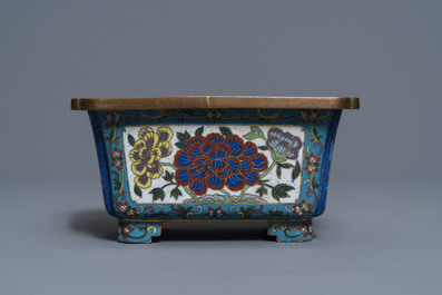 Un vase de forme rouleau et quatre jardini&egrave;res en &eacute;maux cloisonn&eacute;s, Chine, 19/20&egrave;me