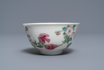 Une tasse et soucoupe en porcelaine de Chine famille rose &agrave; d&eacute;cor floral, Yongzheng