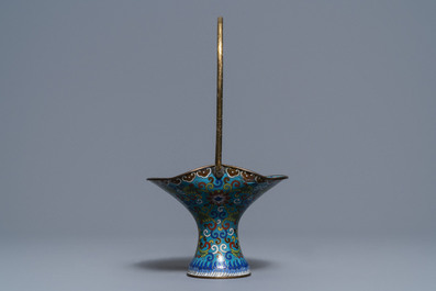 Un vase de forme rouleau et quatre jardini&egrave;res en &eacute;maux cloisonn&eacute;s, Chine, 19/20&egrave;me