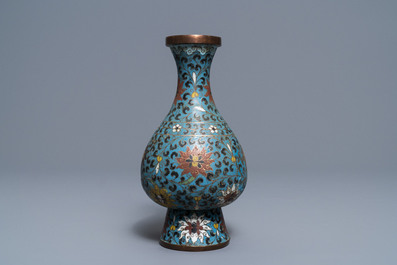 Un vase, un br&ucirc;le-parfum, un panneau ruyi et une paire de daims en &eacute;maux cloisonn&eacute;s, Chine, 18&egrave;me et apr&egrave;s