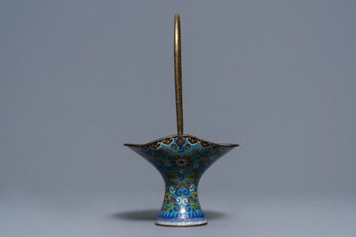 Un vase de forme rouleau et quatre jardini&egrave;res en &eacute;maux cloisonn&eacute;s, Chine, 19/20&egrave;me