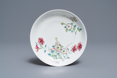 Une tasse et soucoupe en porcelaine de Chine famille rose &agrave; d&eacute;cor floral, Yongzheng