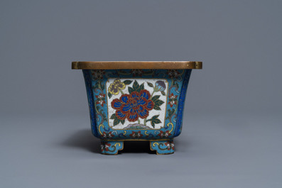 Un vase de forme rouleau et quatre jardini&egrave;res en &eacute;maux cloisonn&eacute;s, Chine, 19/20&egrave;me