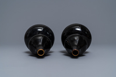 Une paire de vases de forme double gourde en porcelaine de Chine brun fonc&eacute; monochrome, Qianlong