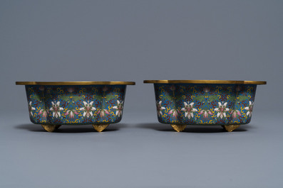 Un vase de forme rouleau et quatre jardini&egrave;res en &eacute;maux cloisonn&eacute;s, Chine, 19/20&egrave;me