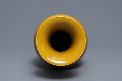 A Chinese monochrome yellow baluster vase, 19/20th C.