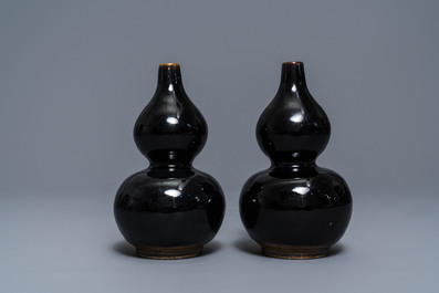 Une paire de vases de forme double gourde en porcelaine de Chine brun fonc&eacute; monochrome, Qianlong