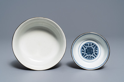 Deux bols couverts en porcelaine de Chine 'Bleu de Hue' pour le Vietnam, 19&egrave;me