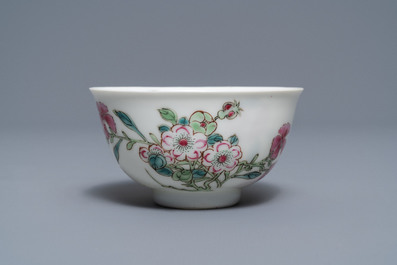 Une tasse et soucoupe en porcelaine de Chine famille rose &agrave; d&eacute;cor floral, Yongzheng