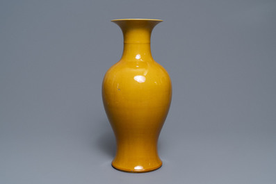 Un vase de forme balustre en porcelaine de Chine jaune monochrome, 19/20&egrave;me