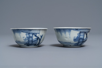 Een paar Chinese blauw-witte koppen en schotels met figuren Ca Mau scheepswrak, Yongzheng