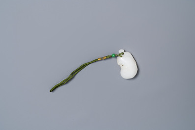 Een Chinese witte jade hanger met een aap op een zak, Qing