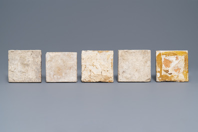 Cinq carreaux en fa&iuml;ence polychrome de Delft &agrave; d&eacute;cor d'oiseaux et d'un cerf, 1&egrave;re moiti&eacute; du 17&egrave;me