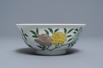 Un bol 'anhua' et un vase en porcelaine de Chine famille verte, marque de Kangxi, 19&egrave;me