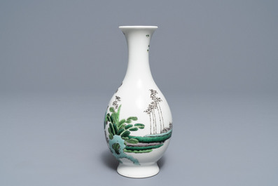 Un bol 'anhua' et un vase en porcelaine de Chine famille verte, marque de Kangxi, 19&egrave;me