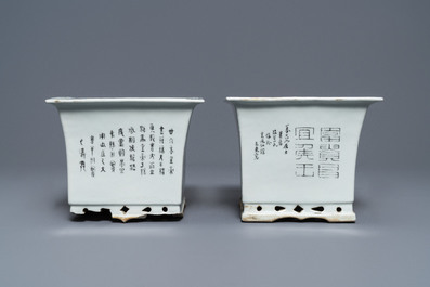 Une paire de jardini&egrave;res sur supports en porcelaine de Chine qianjiang cai, 19/20&egrave;me