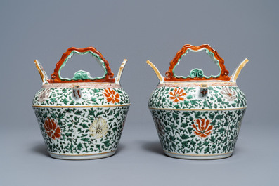 A pair of Chinese famille verte lime pots for the Vietnamese market, Kangxi