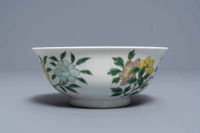 Un bol 'anhua' et un vase en porcelaine de Chine famille verte, marque de Kangxi, 19&egrave;me