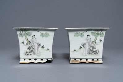 Une paire de jardini&egrave;res sur supports en porcelaine de Chine qianjiang cai, 19/20&egrave;me