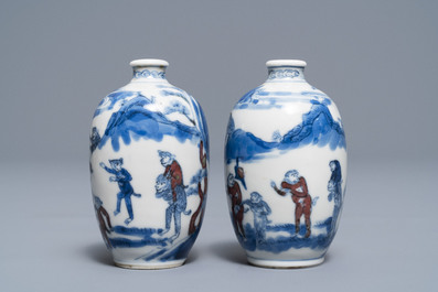 Une paire de tabati&egrave;res en porcelaine de Chine bleu, blanc et rouge, marque de Yongzheng, 19&egrave;me