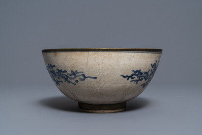 A southern Chinese blue and white Vietnamese market 'Bleu de Hue' 'phoenixes' bowl, 19th C.