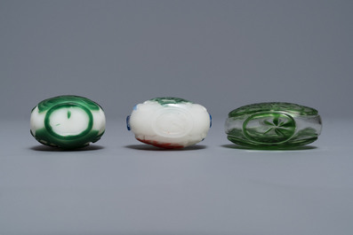 Seven Chinese green overlay snowflake and moulded green glass snuff bottles, 19/20th C.