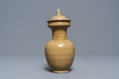 Un vase couvert en gr&egrave;s porcelaineux brun &agrave; d&eacute;cor floral incis&eacute;, Song