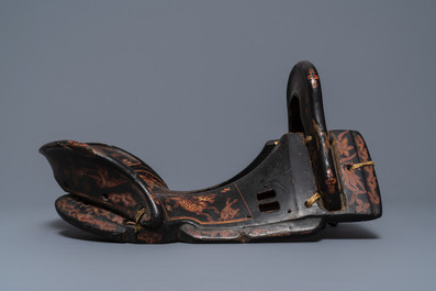 A Japanese painted and lacquered wooden saddle, Edo/Meiji, 18/19th C.