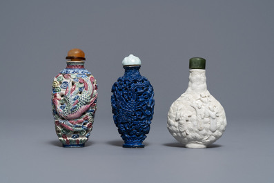 Zes Chinese famille rose, blanc de Chine en faux-lapis lazuli snuifflessen met reli&euml;fdecor, 19/20e eeuw