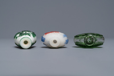 Seven Chinese green overlay snowflake and moulded green glass snuff bottles, 19/20th C.