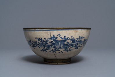 Un bol en porcelaine 'Bleu de Hue' pour le Vietnam &agrave; d&eacute;cor de ph&eacute;nix, Chine du sud, 19&egrave;me