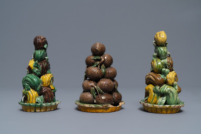 Trois pyramides de fruits en biscuit &eacute;maill&eacute; vert, Kangxi