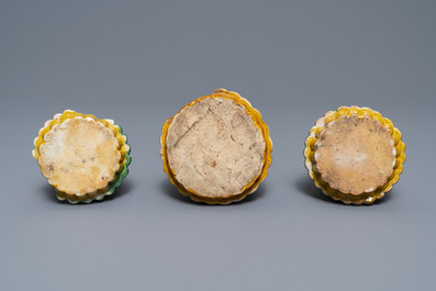 Trois pyramides de fruits en biscuit &eacute;maill&eacute; vert, Kangxi