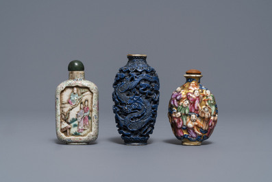 Six tabati&egrave;res en porcelaine de Chine famille rose et faux-lapis lazuli &agrave; d&eacute;cor en relief, Chine, 19/20&egrave;me