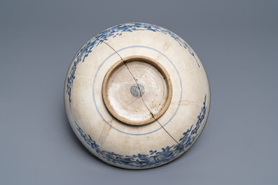 A southern Chinese blue and white Vietnamese market 'Bleu de Hue' 'phoenixes' bowl, 19th C.