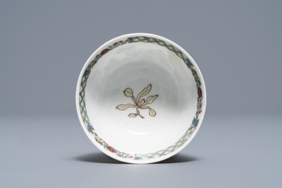 Une tasse et soucoupe en porcelaine de Chine famille rose coquille d'oeuf, Yongzheng