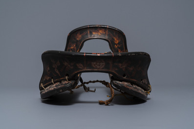 A Japanese painted and lacquered wooden saddle, Edo/Meiji, 18/19th C.