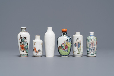 Twaalf Chinese famille rose en verte porseleinen snuifflessen, 19/20e eeuw