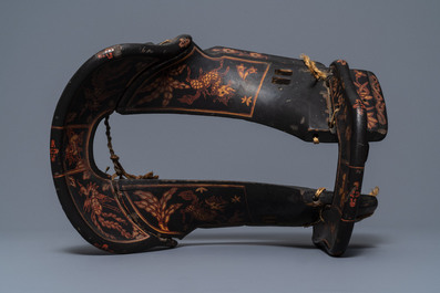 A Japanese painted and lacquered wooden saddle, Edo/Meiji, 18/19th C.