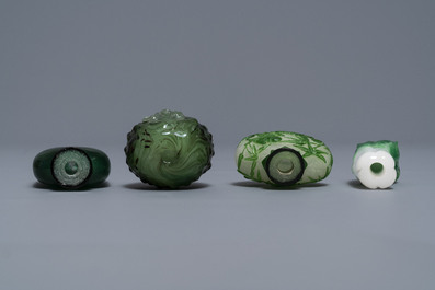 Zeven Chinese snuifflessen in overwegend groen meerlagig glas, 19/20e eeuw