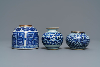 Three Chinese blue and white Vietnamese market 'Bleu de Hue' jars and brush washers, 19th C.