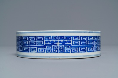 Un lave-pinceaux en porcelaine de Chine bleu et blanc, marque de Guangxu, 19/20&egrave;me