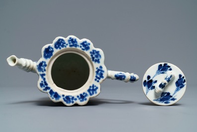 Een Chinese blauw-witte bamboevormige theepot met deksel, Kangxi